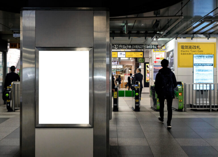 gdzie zamontować reklamy w dużym mieście?