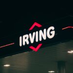 logotyp irving na elewacji