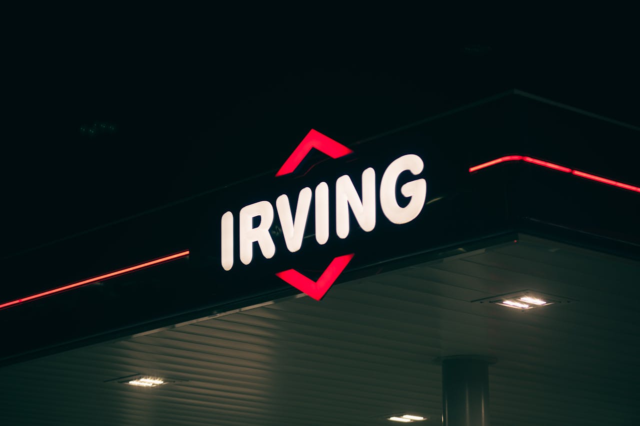 logotyp irving na elewacji