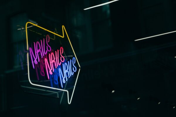 Materiały do oznakowania zewnętrznego – co wybrać? Oznakowanie zewnętrzne to jeden z najważniejszych elementów brandingowych i reklamowych każdej firmy.