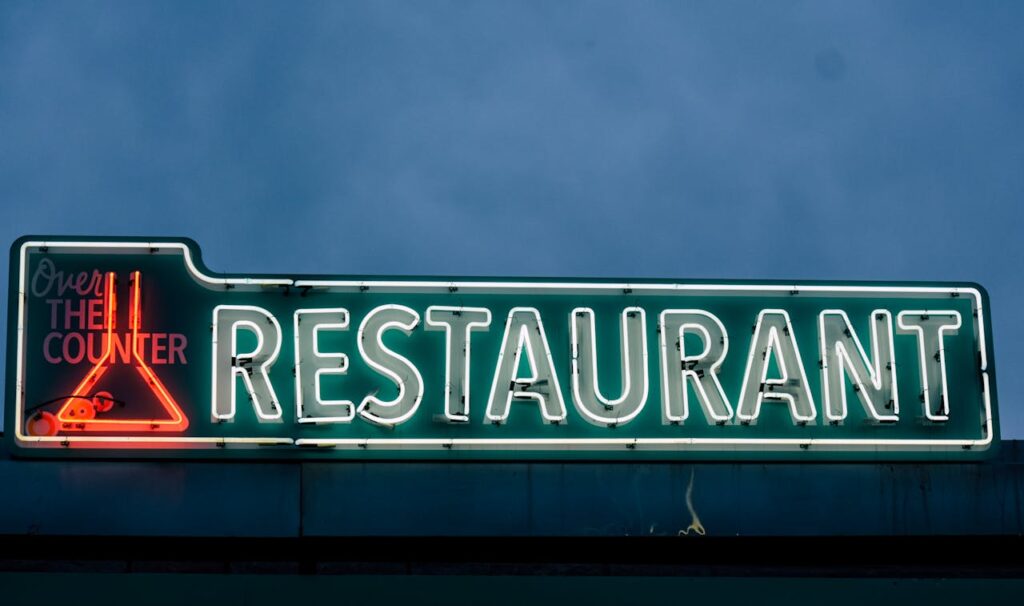 podświetlone logo restauracji