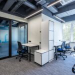 przestrzeń biurowa oklejona folią mrożoną