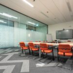 sala konferencyjna odzielona szklaną ścianą z folią szronioną