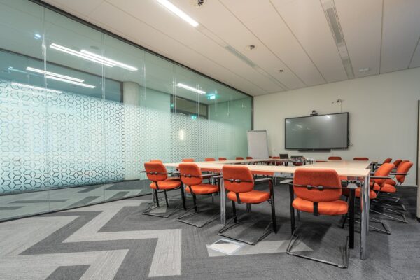 sala konferencyjna odzielona szklaną ścianą z folią szronioną