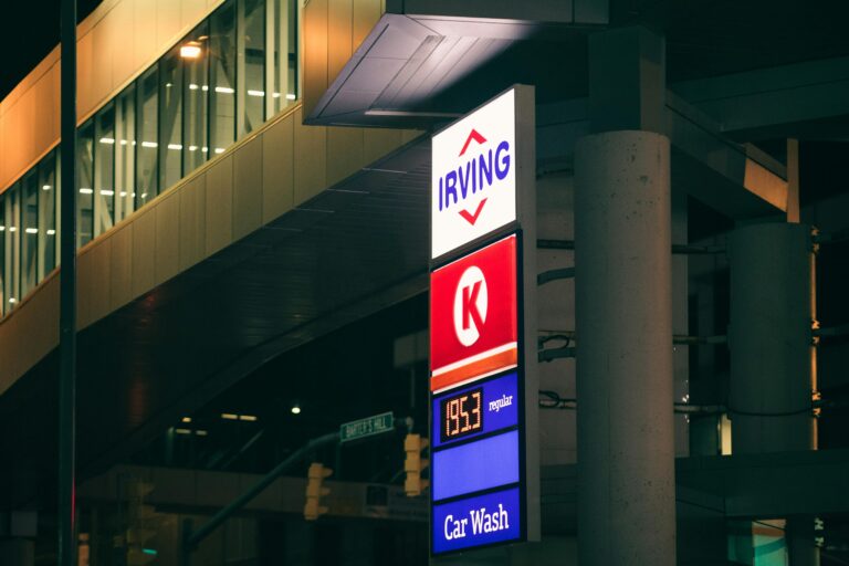 Kiedy warto połączyć logotyp na fasadzie z pylonem reklamowym?