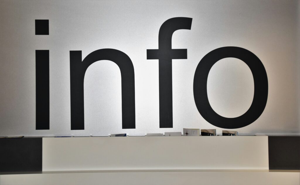 tapeta informacyjna na ścianie