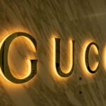 logo zamontowane na ścianie