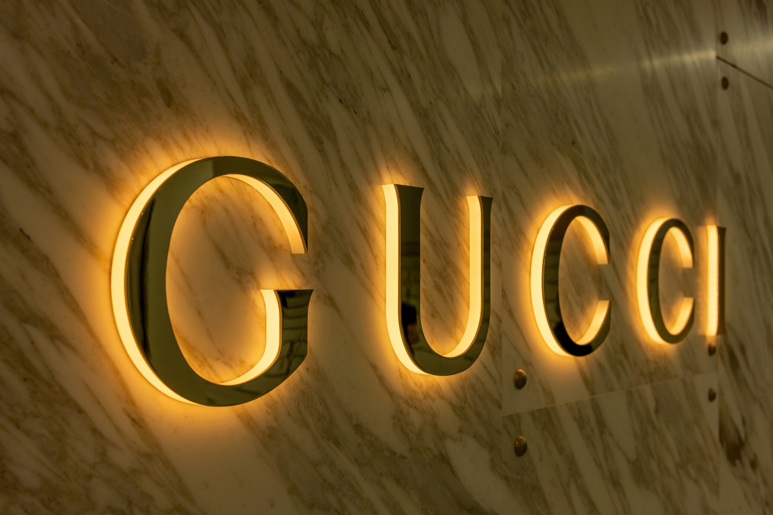 logo zamontowane na ścianie