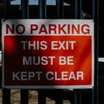 znak zakazu parkowania