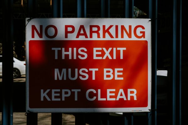 znak zakazu parkowania