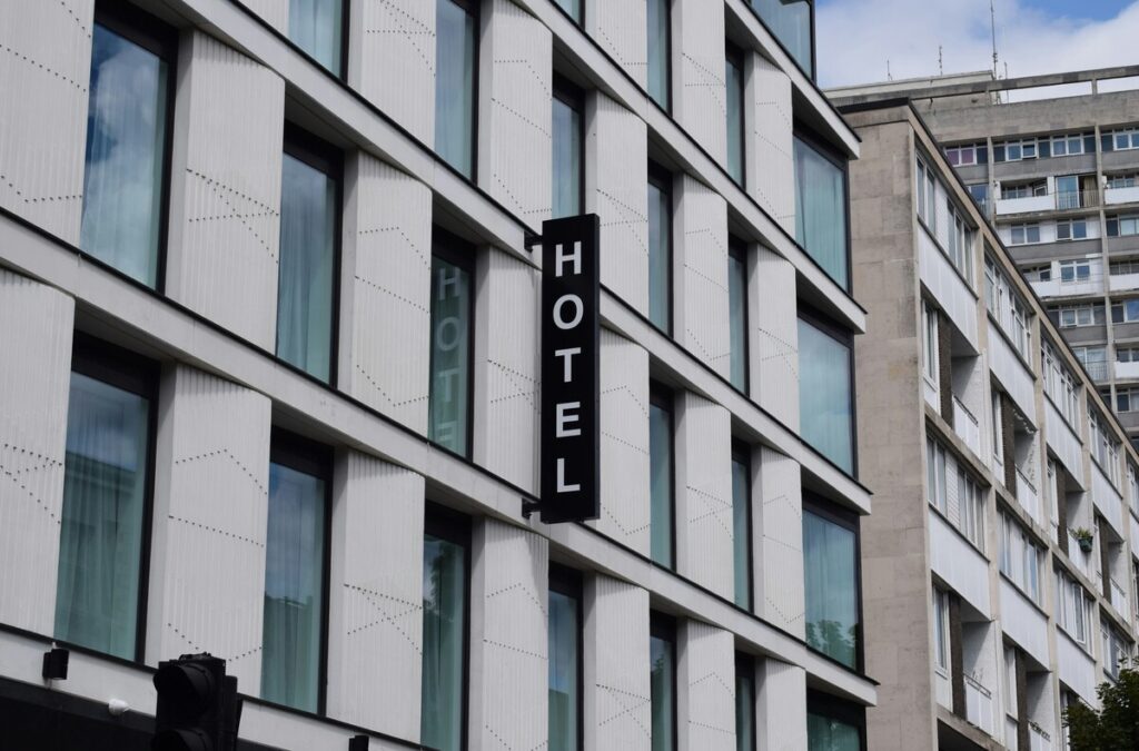 znak hotelu na zewnątrz